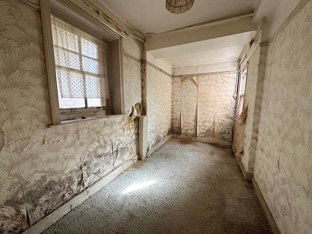 Lot: 149 - GARDEN FLAT FOR REPAIR AND REFURBISHMENT - Second Bedroom